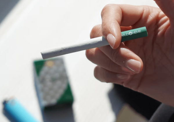 Половина петербуржцев поддерживает пожизненный запрет для молодёжи на продажу сигарет