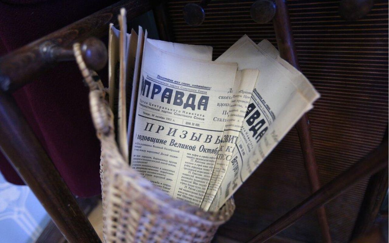 Подборка газет «Правда» в мемориальной квартире инженера Глеба Максимилиановича Кржижановского после реконструкции.