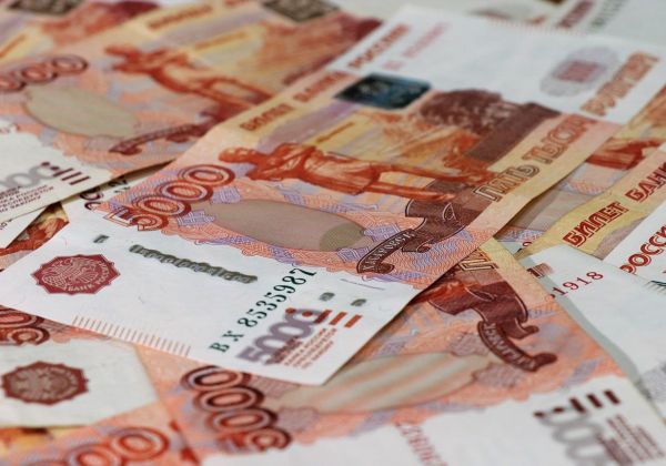 Зарплаты специалистов автобизнеса выросли почти на 40% в Петербурге в 2024 году