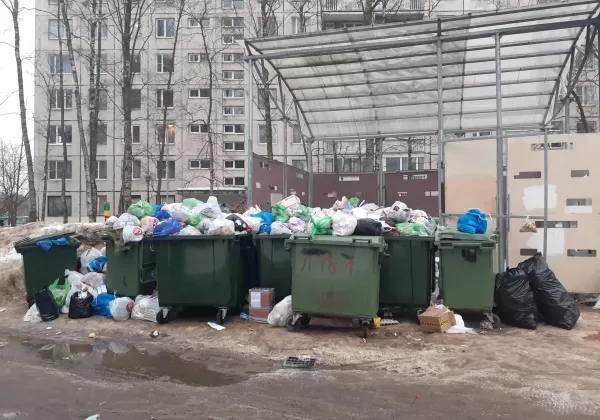 Коммунальщики не успевают за праздничным настроением. Петербург после Дня города остался завален мусором