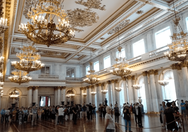 Очередь из желающих посетить Эрмитаж выстроилась в Петербурге