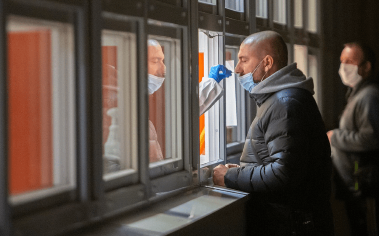 Петербуржцы жалуются на очереди в поликлиниках.