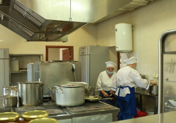 Ученики школы Московского района пожаловались на заплесневелую еду от «Столовой №14»