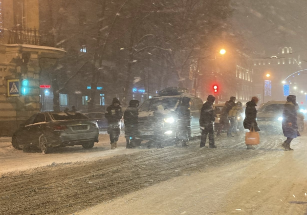 Петербург занесло снегом: очевидцы сообщают о ДТП на дорогах и отсутствии спецтехники