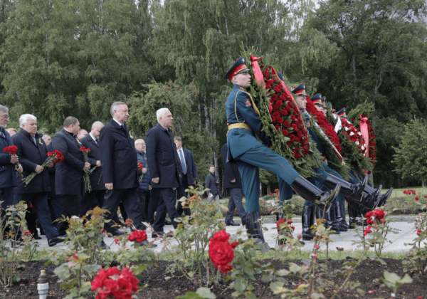На Пискарёвском кладбище почтили день начала блокады Ленинграда