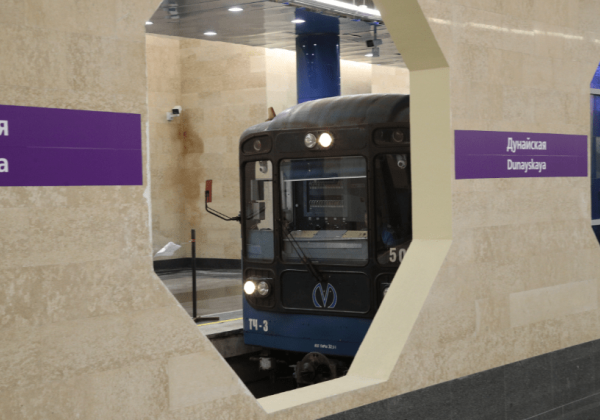 Введенные в эксплуатацию при Беглове станции метро работают с перебоями из-за поломок, сырости и протечек