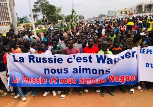 Демонстранты из ЦАР прошли маршем по центру столицы с лозунгами «Мы любим Россию и Вагнер»