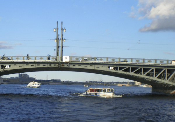 Пароход в Санкт-Петербурге налетел на опору Дворцового моста