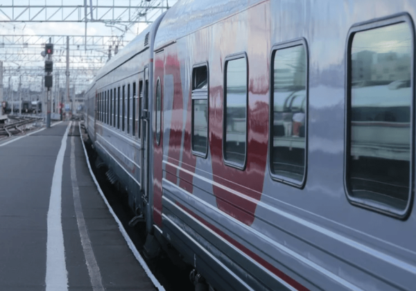 Очереди возникли на вокзалах в Петербурге из-за сбоя в работе сервиса РЖД